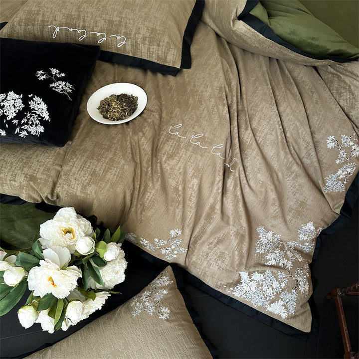 Luxurious embroidered cotton bedding set with pillowcase and reversible function