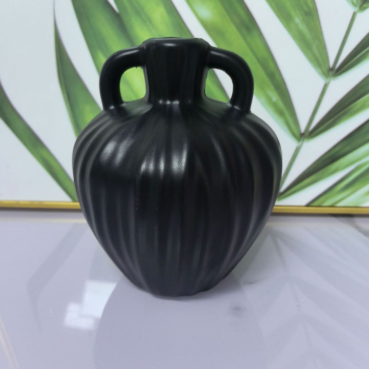 Elegant Ribbed Decorative Vase Stornfeild