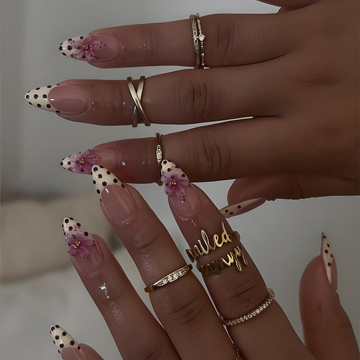 Artificial nail set with floral accents Stornfield