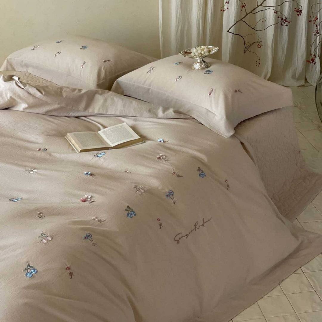 Bedding set made of soft cotton satin with delicate floral embroidery