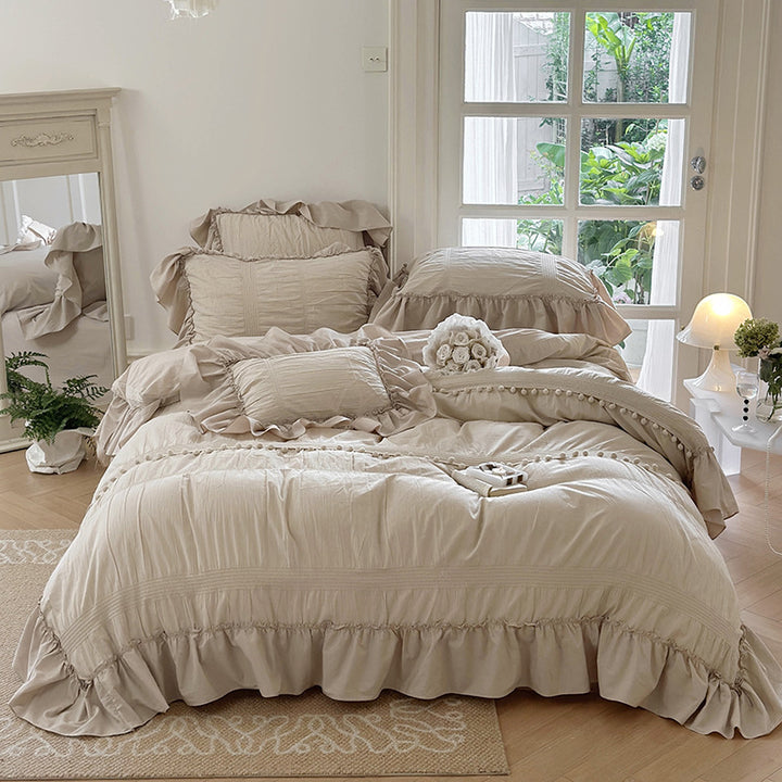 Bedding set made of cotton percale with ruffled flounce, decorative pleats, and pompom edge