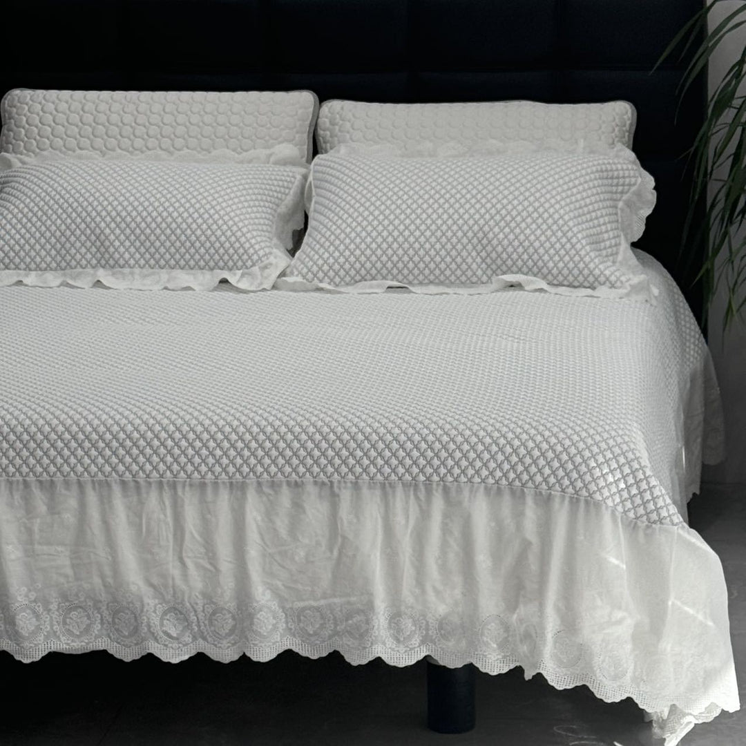 Bedspread with waffle structure and subtle snowflake embroidery