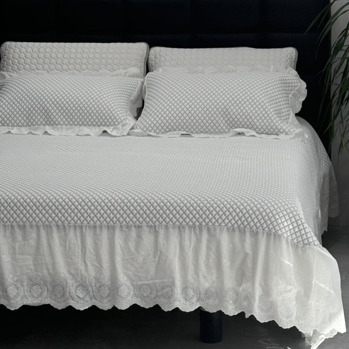 Bedspread with waffle structure and subtle snowflake embroidery