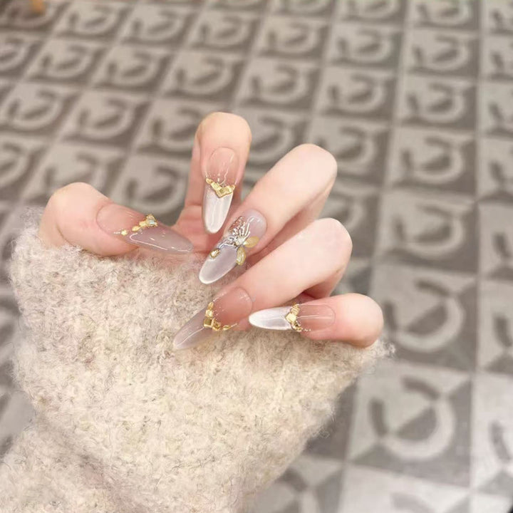 Glamorous art nails with elegant golden details Stornfield