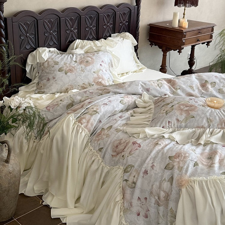 Bedding set made of cotton satin with floral rose pattern and voluminous ruffle