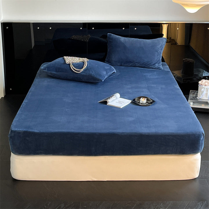 Velvet fitted sheet with extra deep pocket and elastic all-around hem
