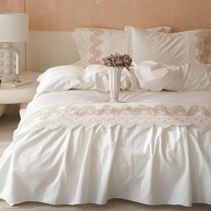 Bedding set with gathered ruffle and fine lace border