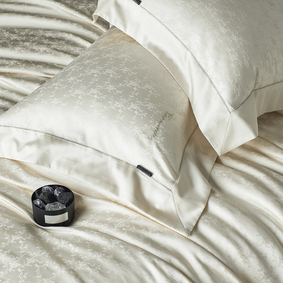 Premium bedding set with fine jacquard pattern and hotel closure Stornfield