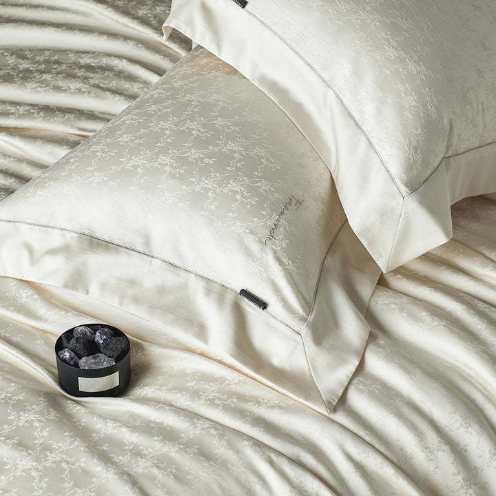 Premium bedding set with fine jacquard pattern and hotel closure Stornfield