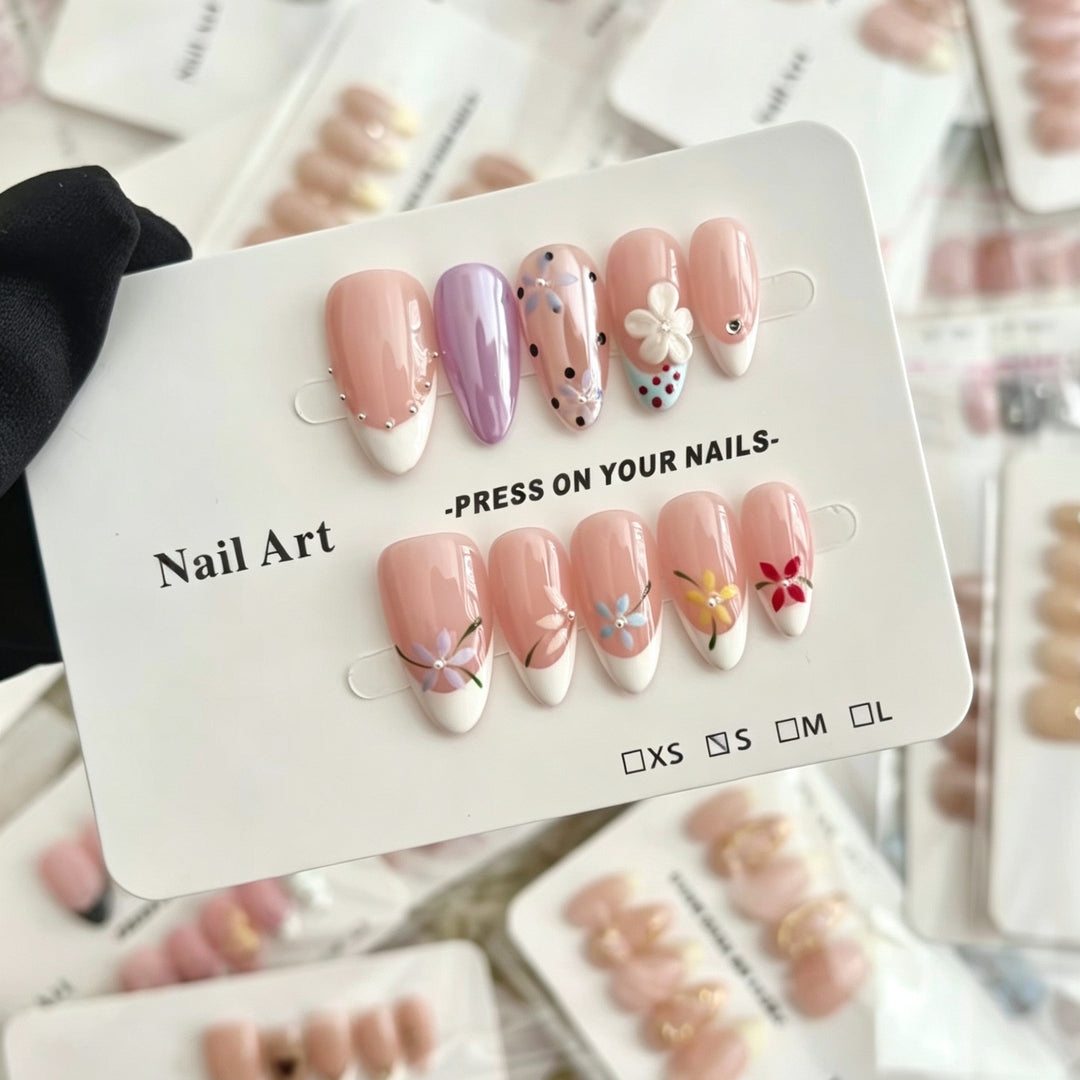 Decorative Handcrafted Press-On Nail Art Set with Beach-Inspired Designs