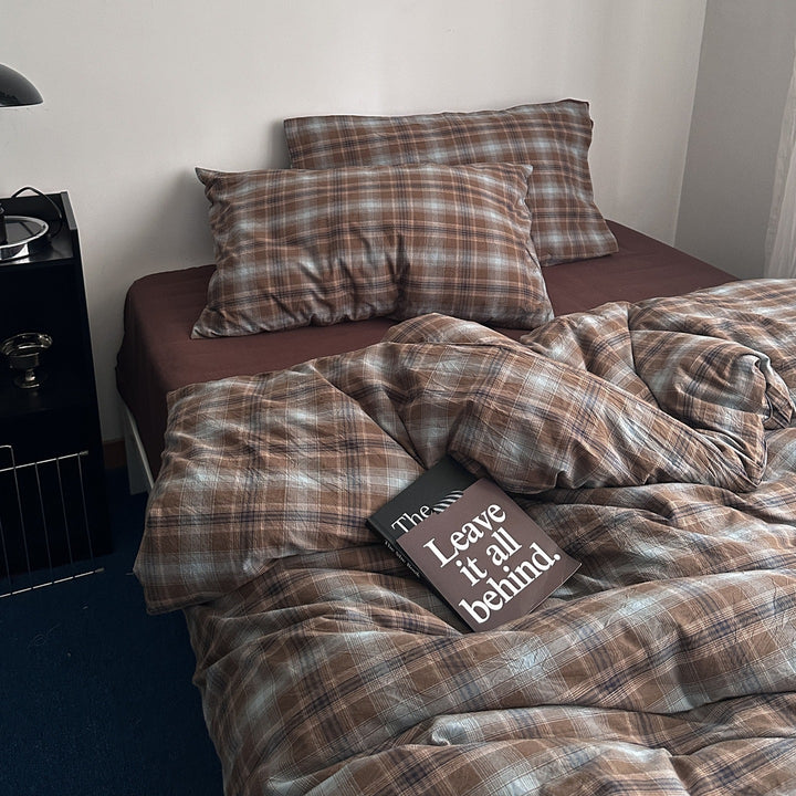 Checked bedding set made of linen-cotton mix with fitted sheet and pillowcases