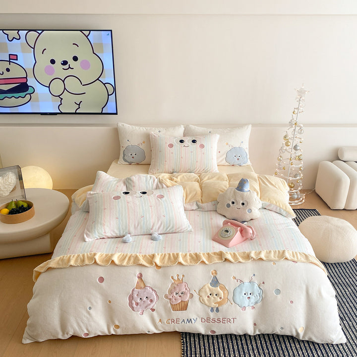 Children's bedding set with 3D plush cat appliqué and reversible function