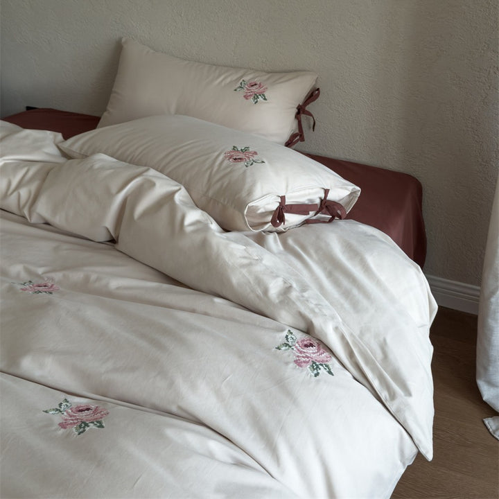 Embroidered bedding set made of cotton satin with rose pattern and bow pillowcases