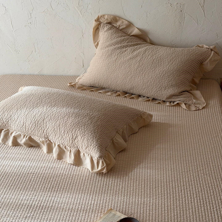 Quilted cotton bedspread and pillowcase set with ruffled edge