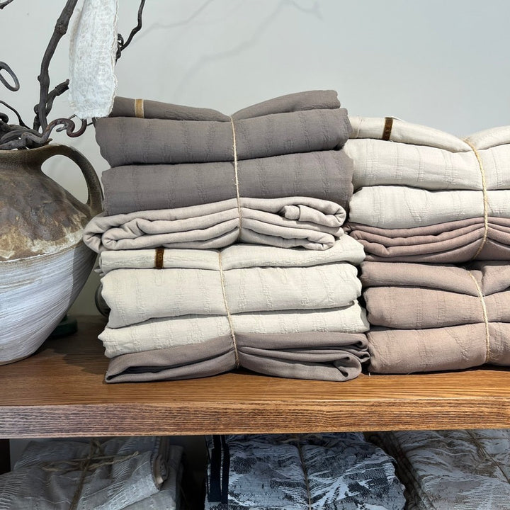 Noble cotton bedding set with structured quilting and reversible function