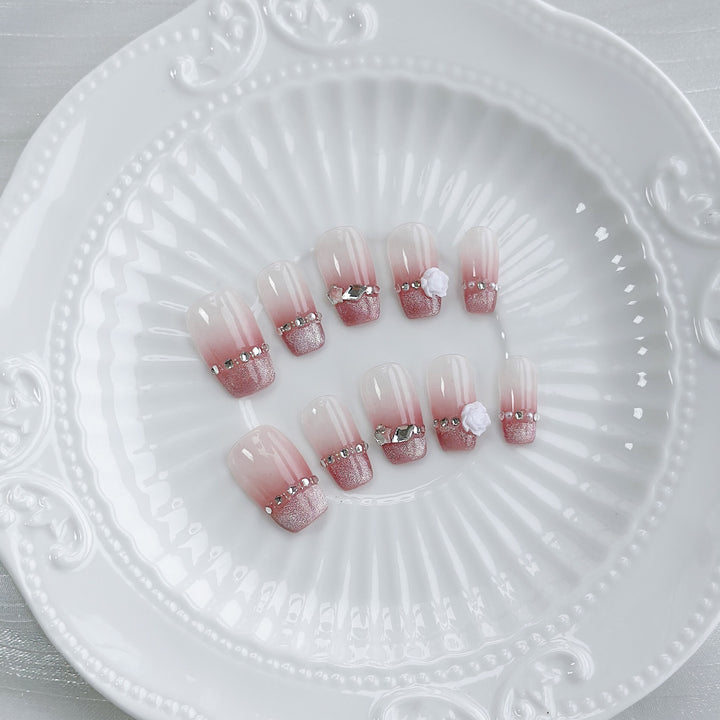 Decorative Press-On Nail Art Set with Elegant Floral Accents