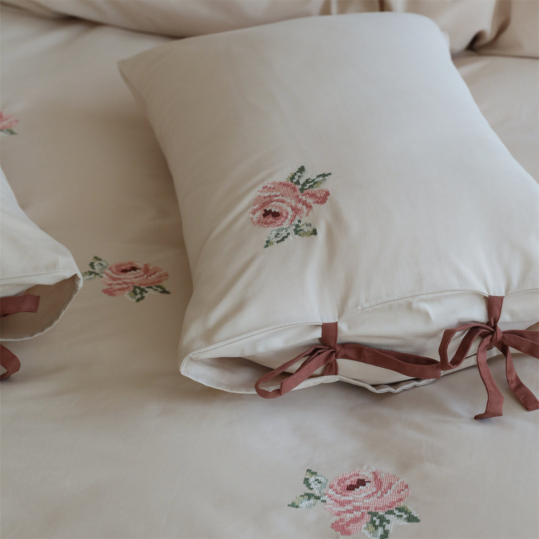 Embroidered bedding set made of cotton satin with rose embroidery and bow closure