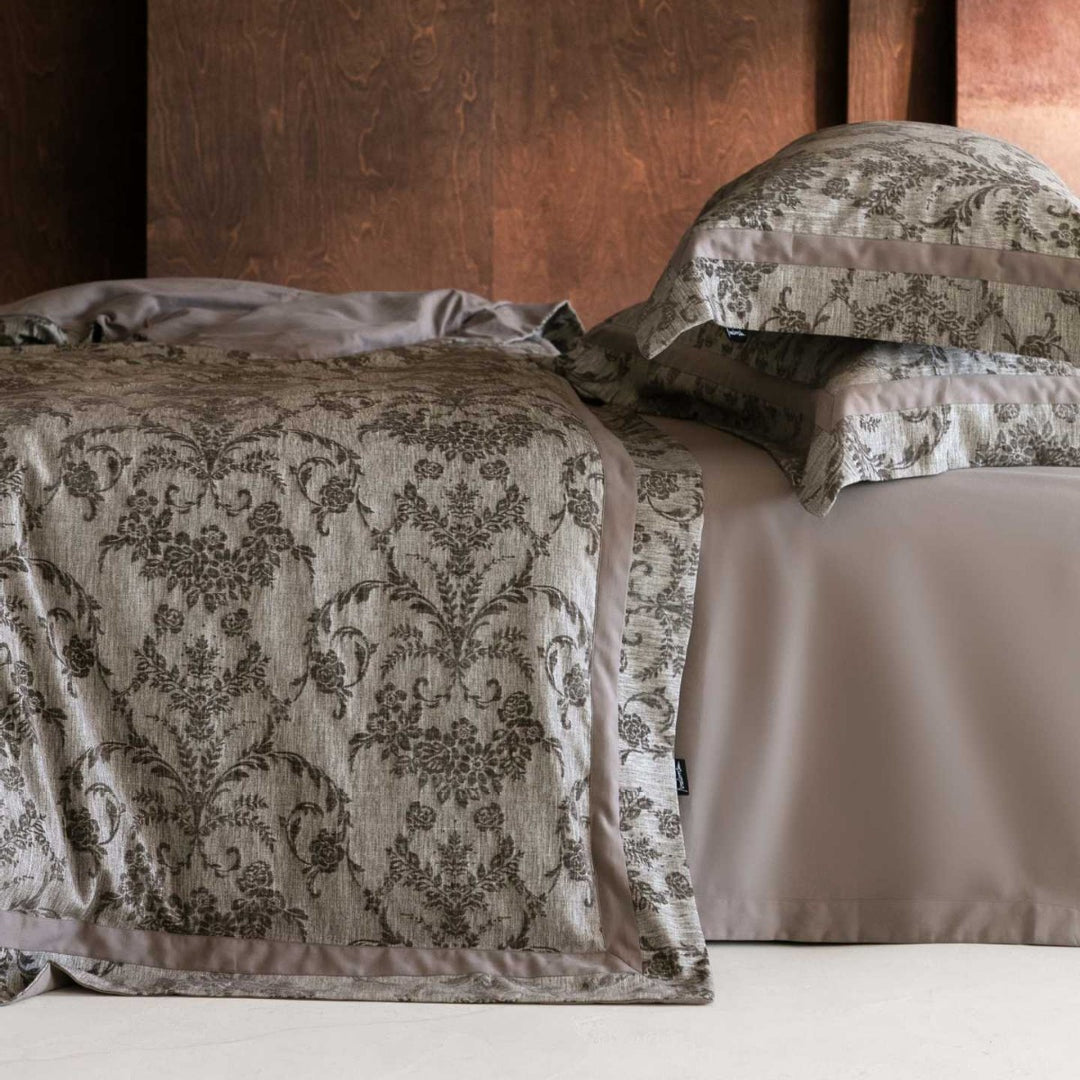 Elegant quilted bedspread and pillowcase set in baroque jacquard style