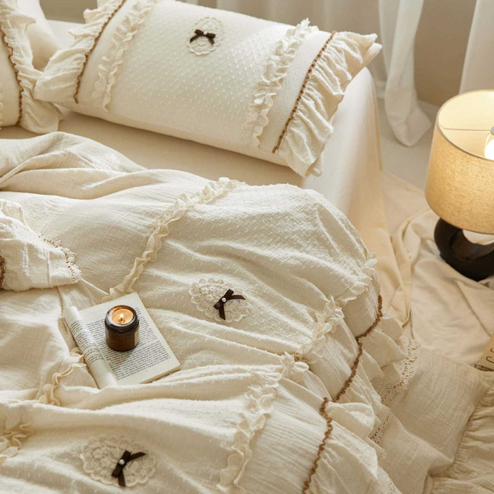 Romantic bedding set in muslin with ruffles and lace border