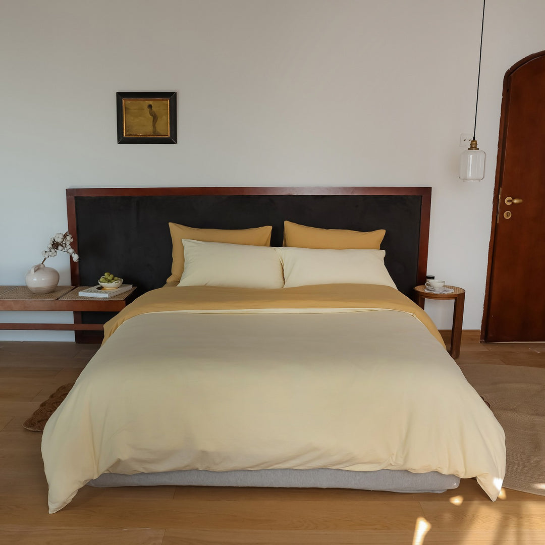 Breathable reversible bedding set made of organic cotton with light quilt and pillowcases