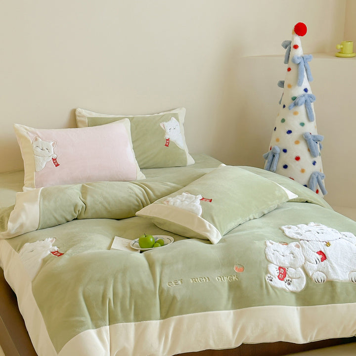 Velvety bedding set with embroidered lucky cat