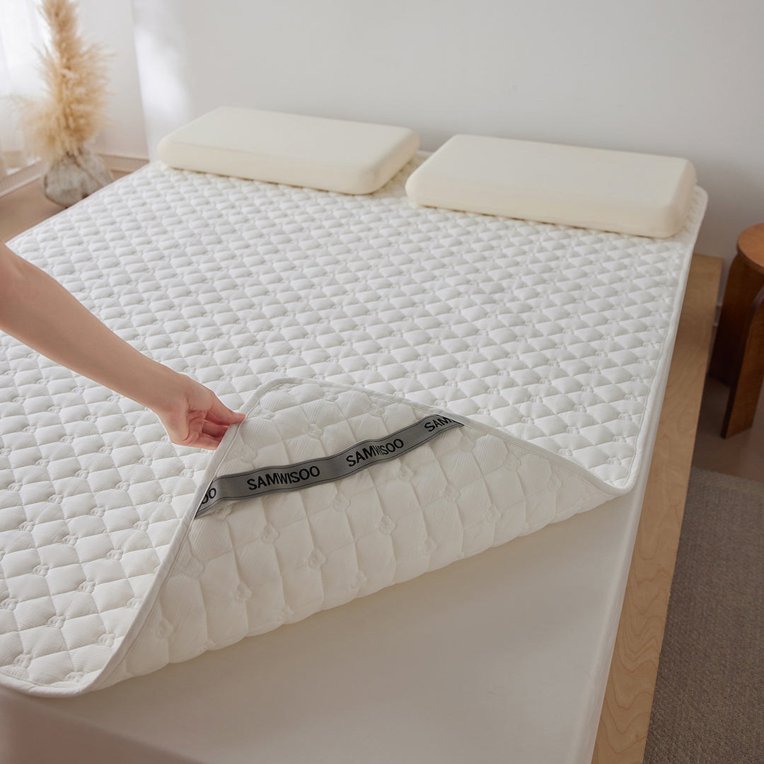Quilted thermoregulating mattress topper with 3D quilting and non-slip underside