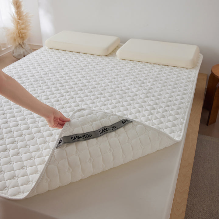 Quilted thermoregulating mattress topper with 3D quilting and non-slip underside