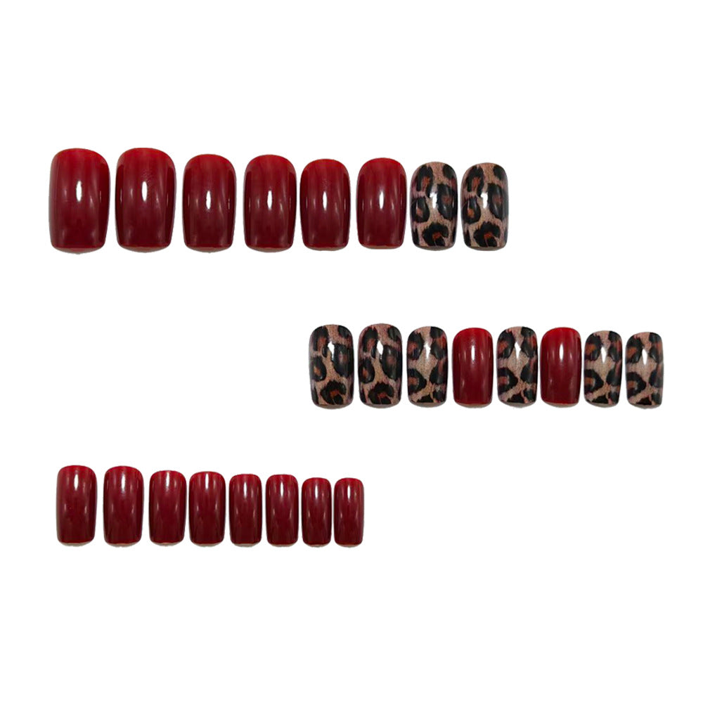 Artificial nails with modern leopard pattern Stornfield