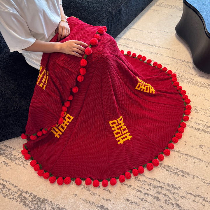 Cozy blanket with trendy pom-pom border Stornfield
