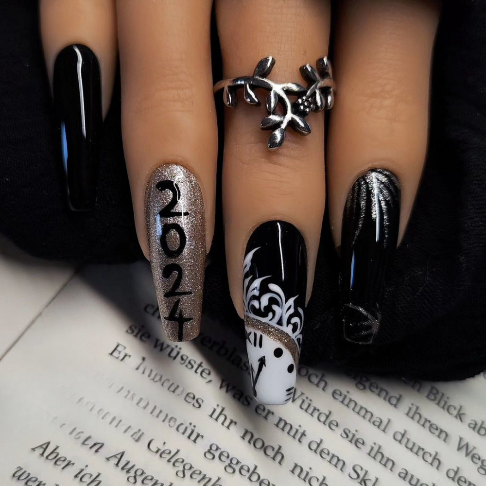 Artificial nails in elegant black and white design Stornfield