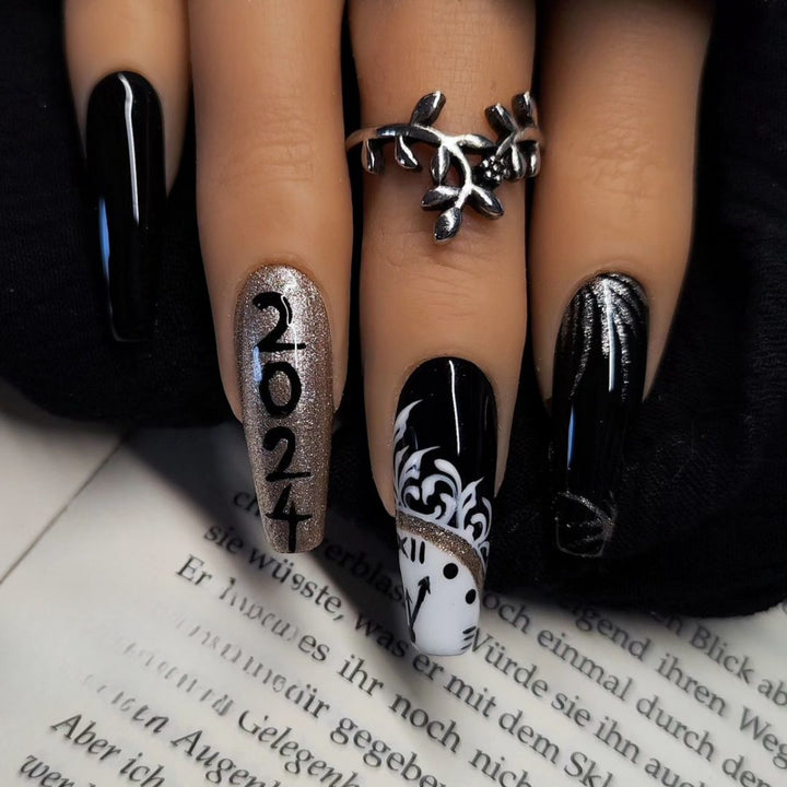Artificial nails in elegant black and white design Stornfield