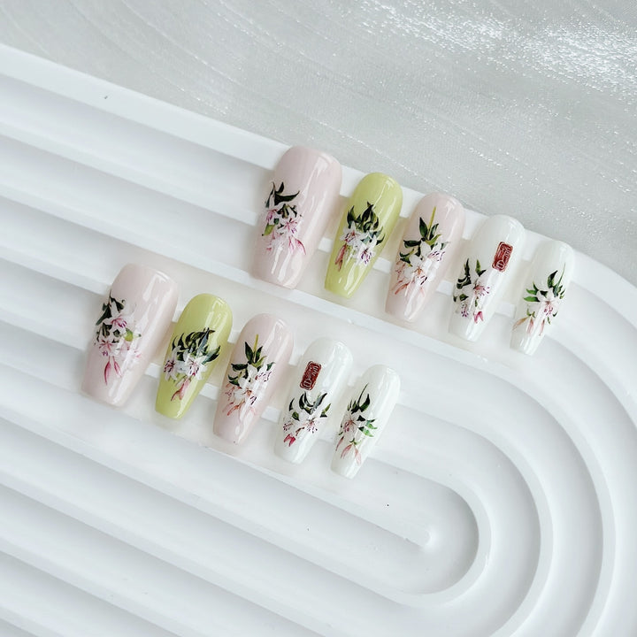 Decorative Press-On Nail Art Set with Floral Accents  1791773215