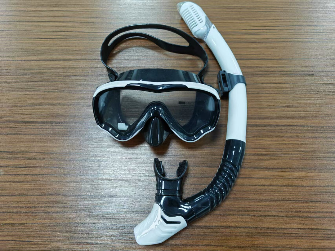 Diving mask with anti-fog technology and wide field of vision Stornfield