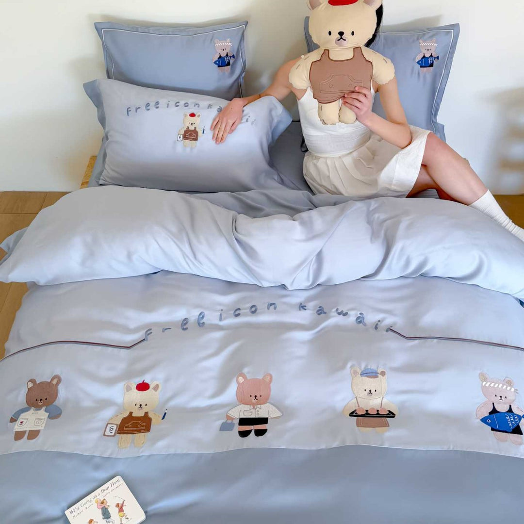 Cotton satin bedding set with embroidered bear appliqués and hotel closure