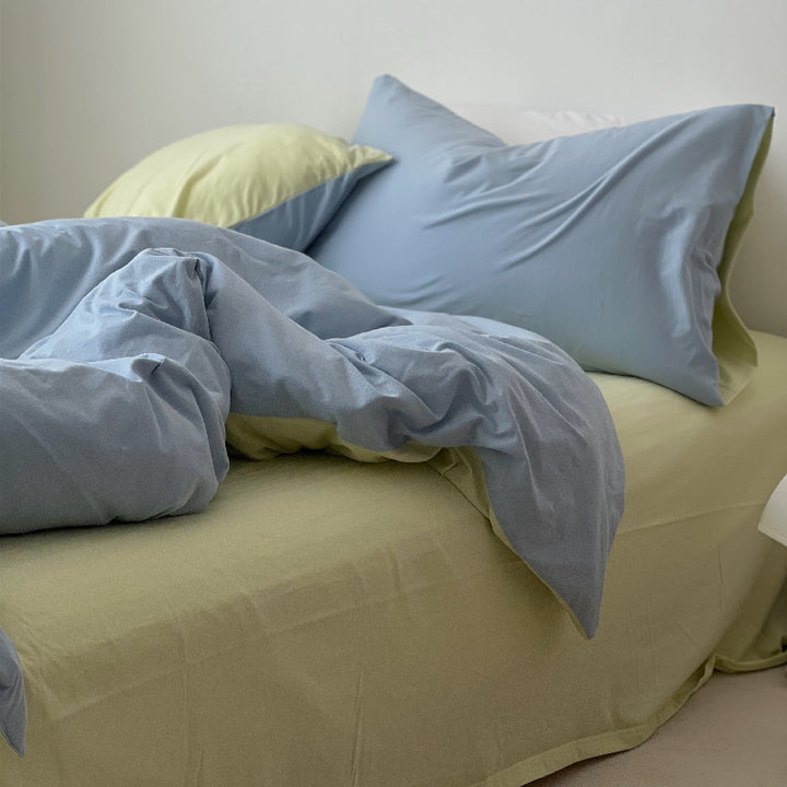 Modern bedding set with reversible duvet cover, fitted sheet and pillowcase made of breathable cotton percale