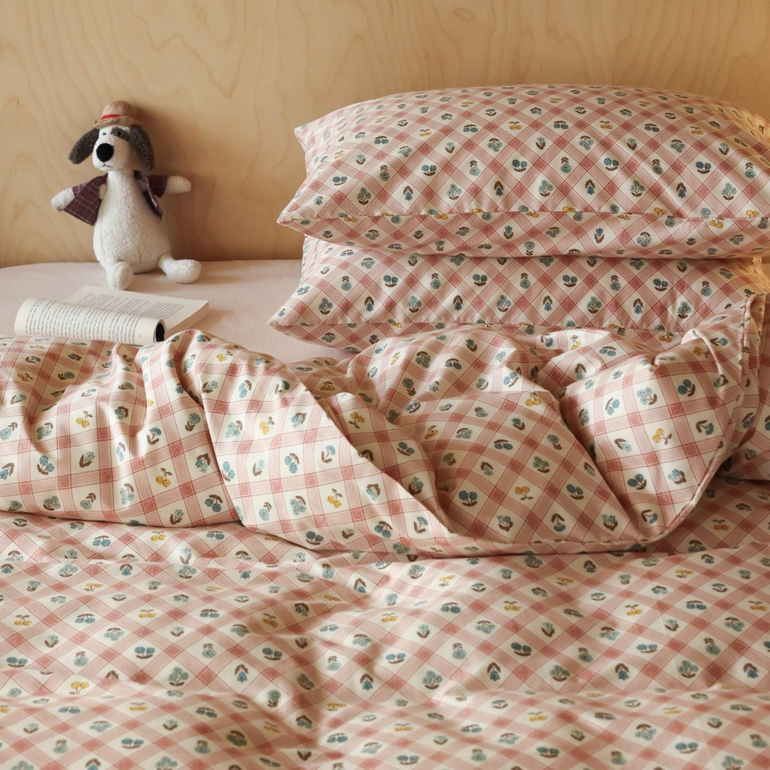 Cotton satin bedding set with fine check pattern and floral motifs