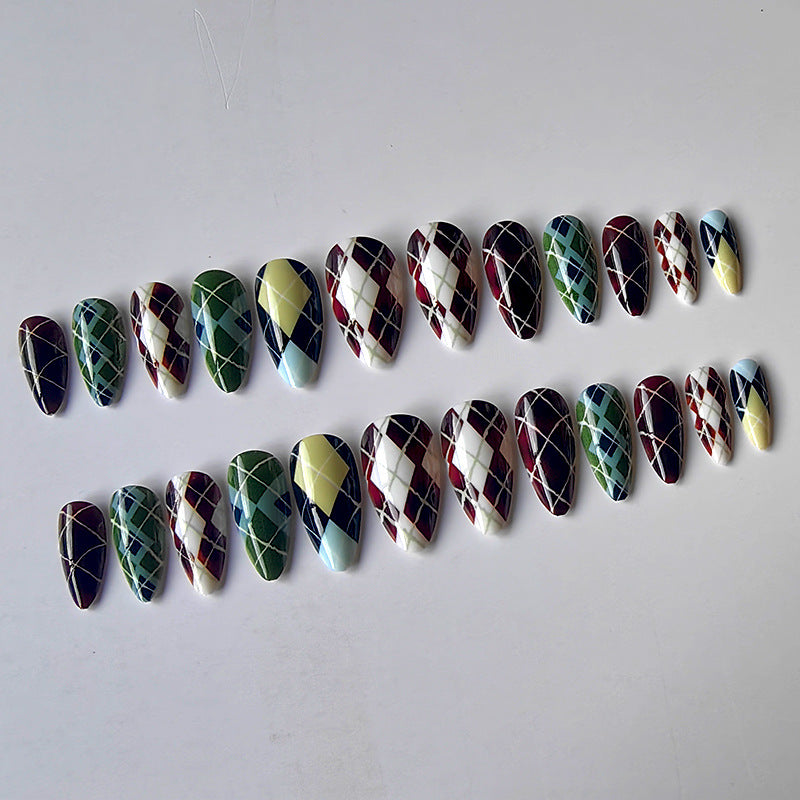 Artificial nails in elegant check pattern Stornfield