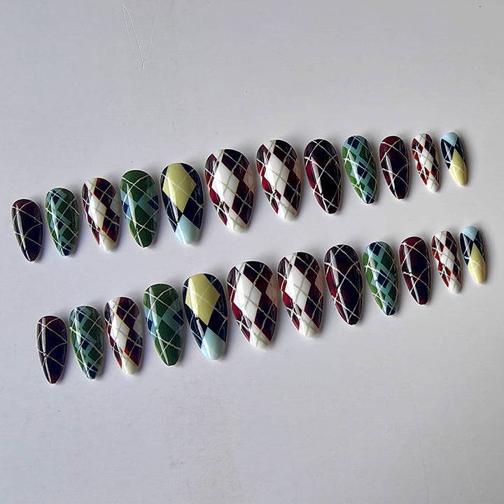 Artificial nails in elegant check pattern Stornfield