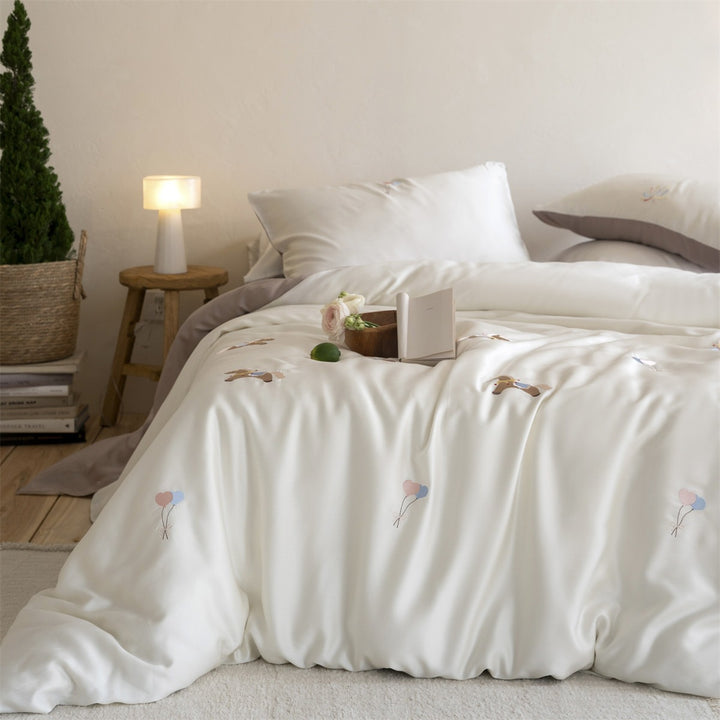 Satin bedding set with fine balloon and animal embroidery