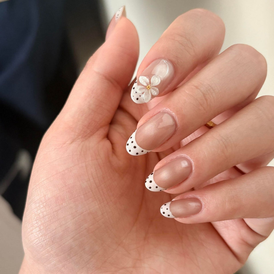 Decorative artificial nails with elegant accents Stornfield