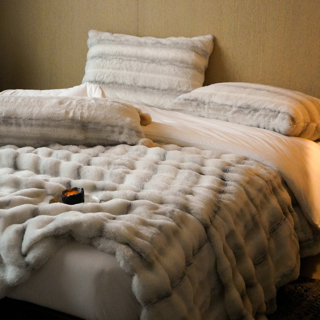 Cuddle faux fur throw blanket extra soft, quilted and insulating