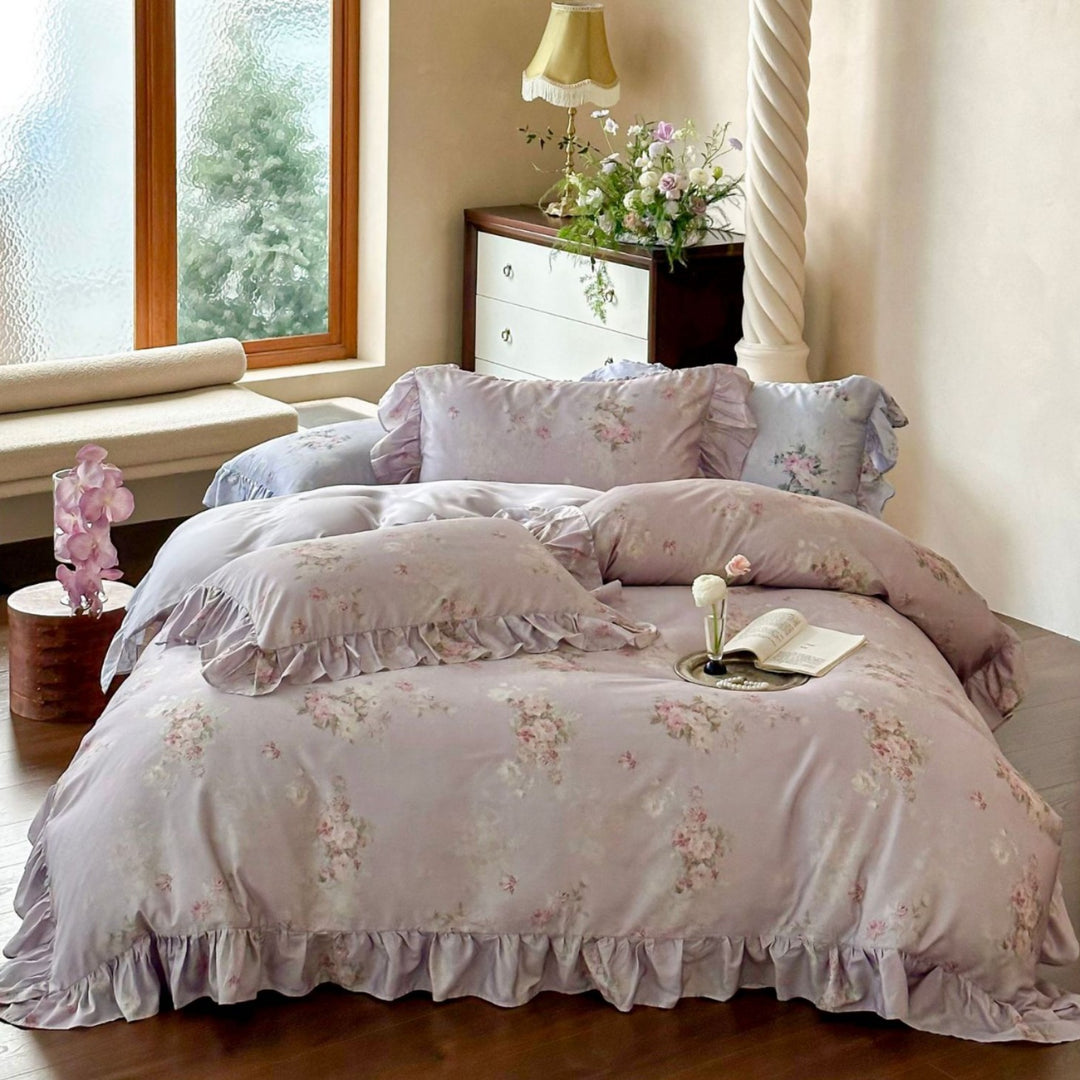 Romantic bedding set with ruffles and vintage floral pattern
