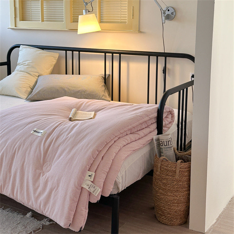 Light quilted all-season quilt made of cotton blend fabric with a fine checked pattern