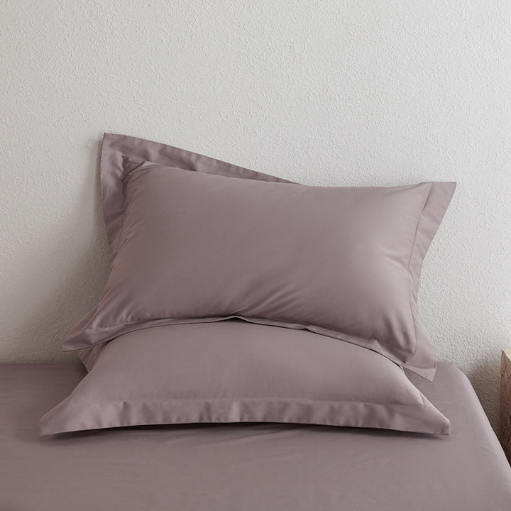 Premium pillowcase and fitted sheet set made of cotton percale with hotel edge