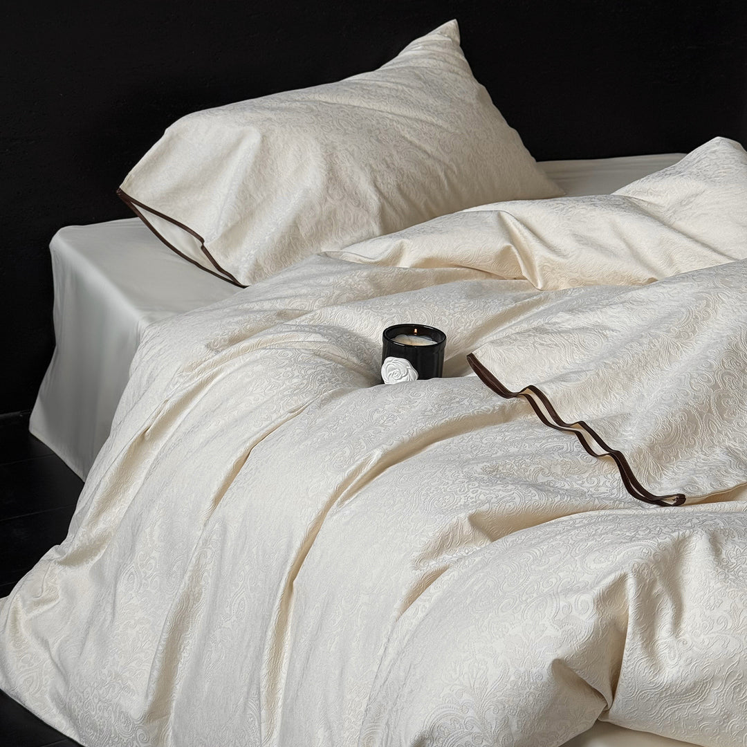 Bedding set made of jacquard cotton with paisley relief and contrast piping