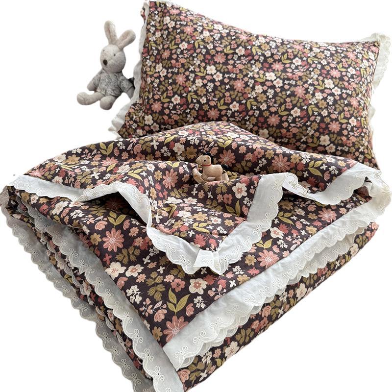Women Cozy Bedspread with Playful Floral Pattern Stornfield