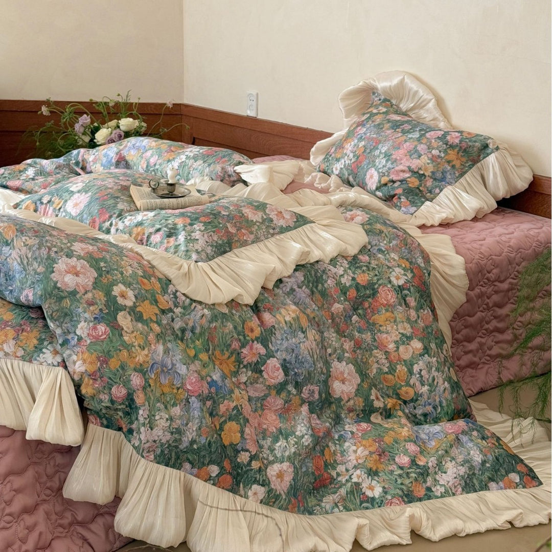 Floral bedding set with pleated ruffle and vintage floral print