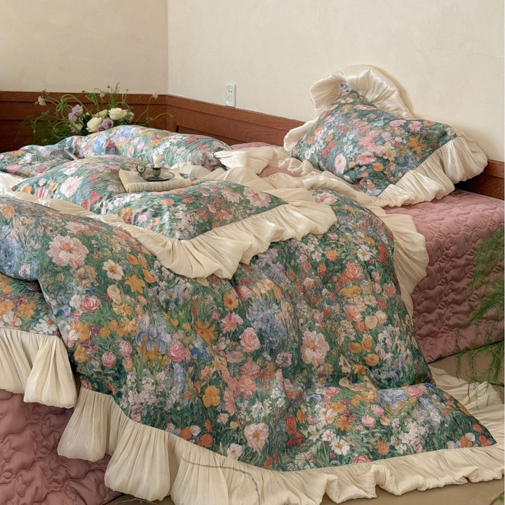 Floral bedding set with pleated ruffle and vintage floral print