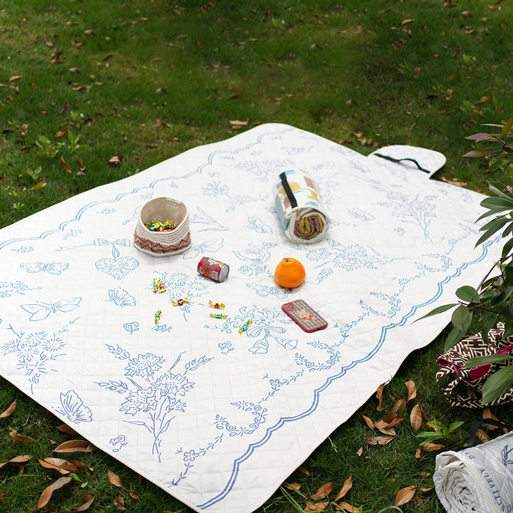 Quilted bedspread with large floral appliqué and diamond quilted relief Stornfield