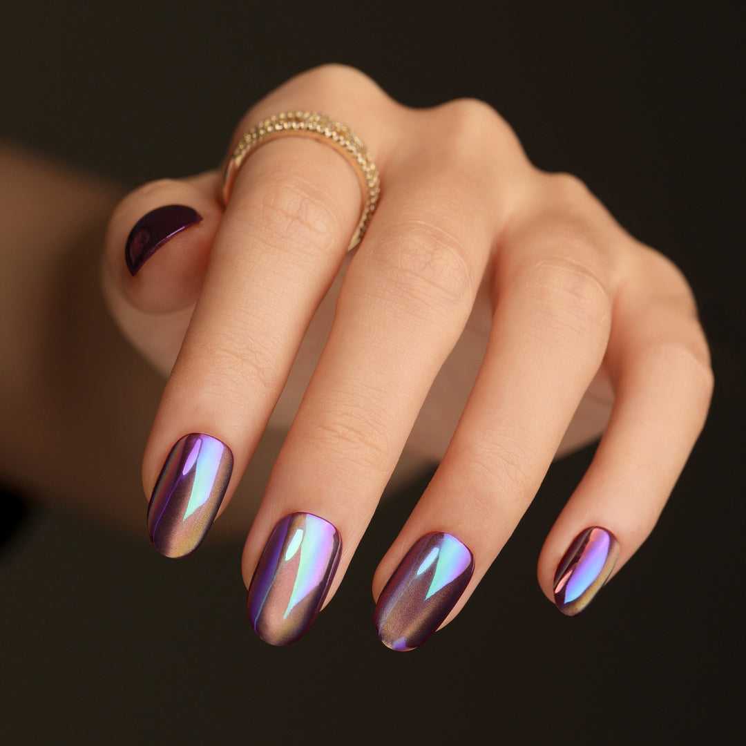 Shiny nail art with holographic effect Stornfield